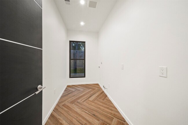 Building Photo - 2438 Carriage Lamp Ln