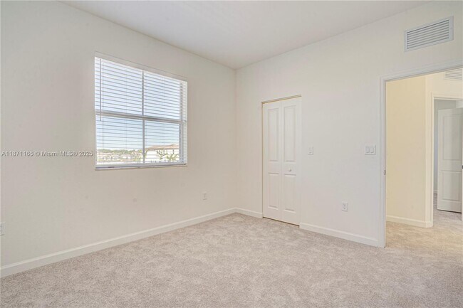 Building Photo - 2671 SE 24th Dr