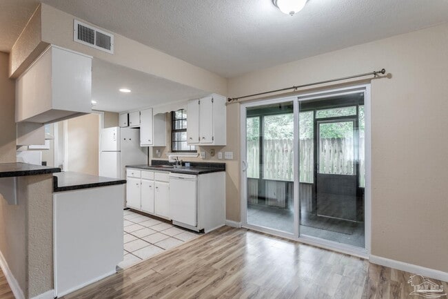 Building Photo - 6910 Heather Oaks Dr