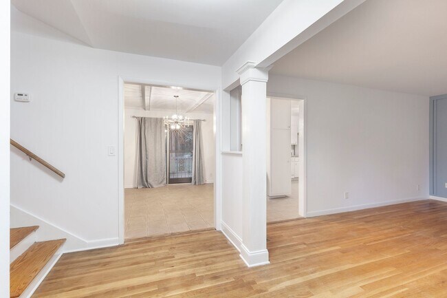 Building Photo - Spacious 3bd/2ba w/ 2 Car Garage and Large...