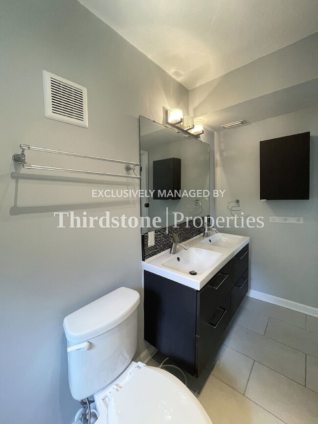 Building Photo - 725 Cherokee St