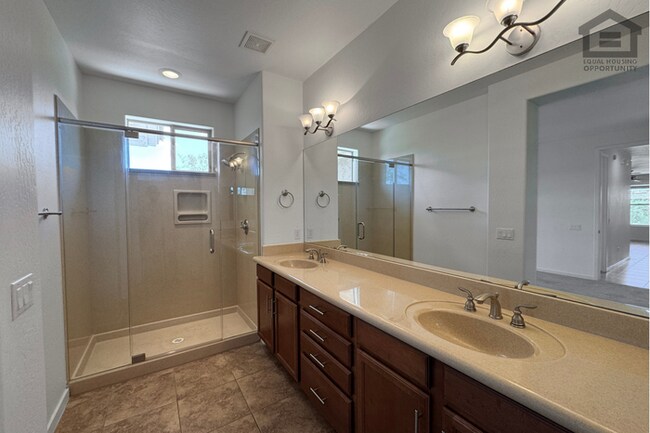 Building Photo - 2Bed/2Bath 2nd Floor Condo in North Scottsdale! Ready for Immediate Move-In! -- Gated Community! ...