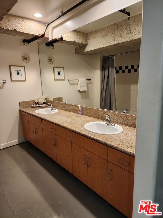 Building Photo - 711 S Olive St