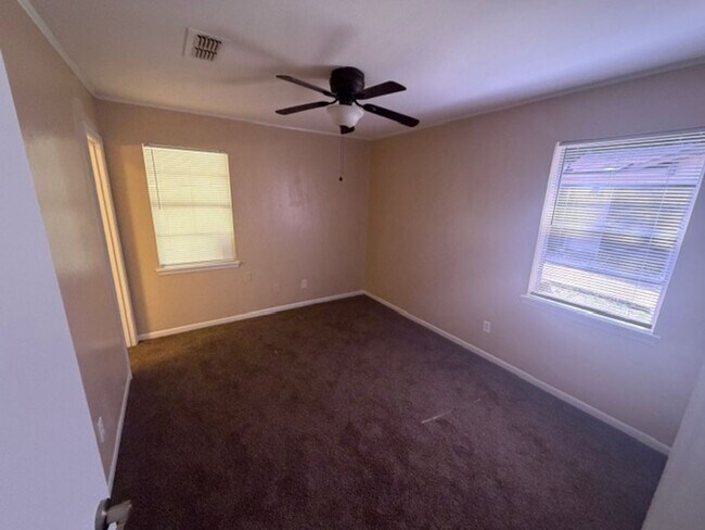 Building Photo - Beautiful Southern Hills 3 Bedroom Home