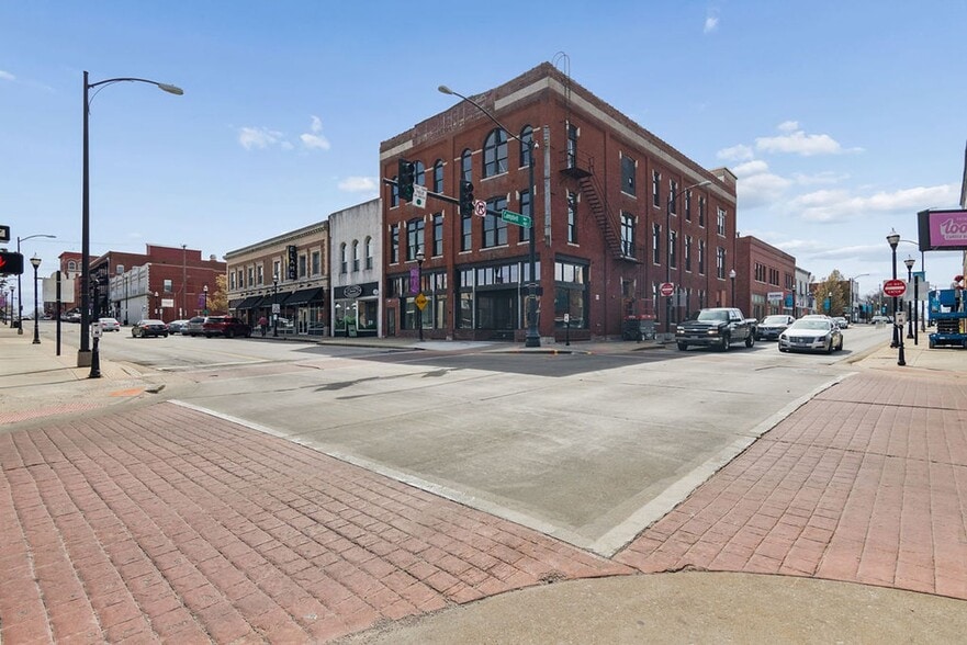Interior Photo - 320 W Walnut St