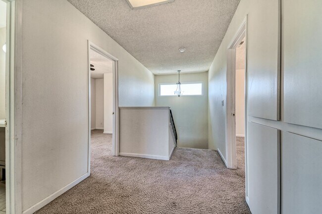 Building Photo - LARGE 5-bedroom 3 bath home in a great loc...