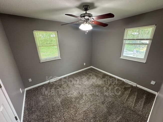 Building Photo - 424 NE Lakeview Dr