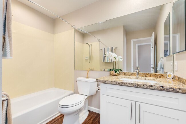 Building Photo - Pets Welcome!  2 bedroom, 2 bathroom single story townhouse
