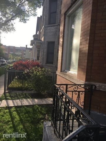 Building Photo - 3229 W Dickens Ave