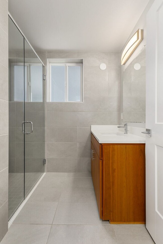 Building Photo - Gorgeous Studio in SW Seattle