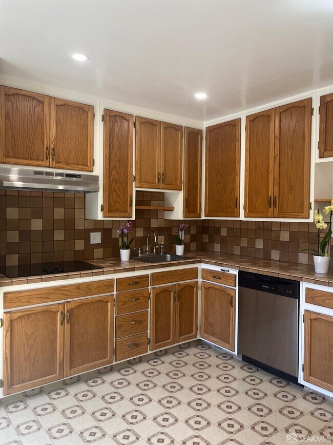 Building Photo - 5880 Olinda Rd