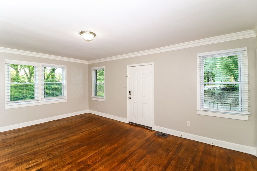 Building Photo - 5447 Park Ave