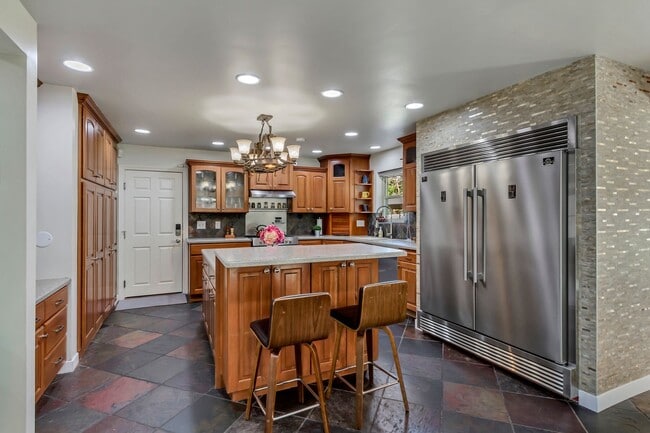 Building Photo - Beautiful 5-Bedroom Home in Sandy!