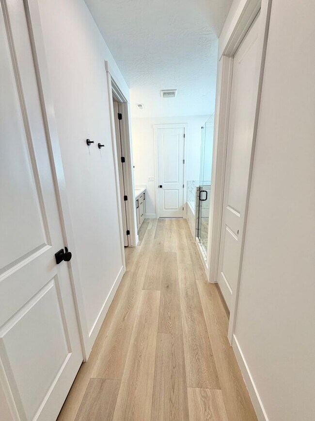 Building Photo - Desert Color 4 Bed Home!