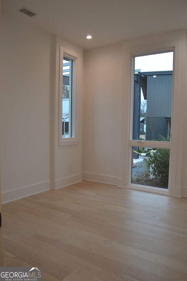 Building Photo - 370 2nd St
