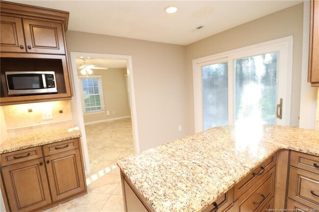 Building Photo - 211 Amberglow Pl