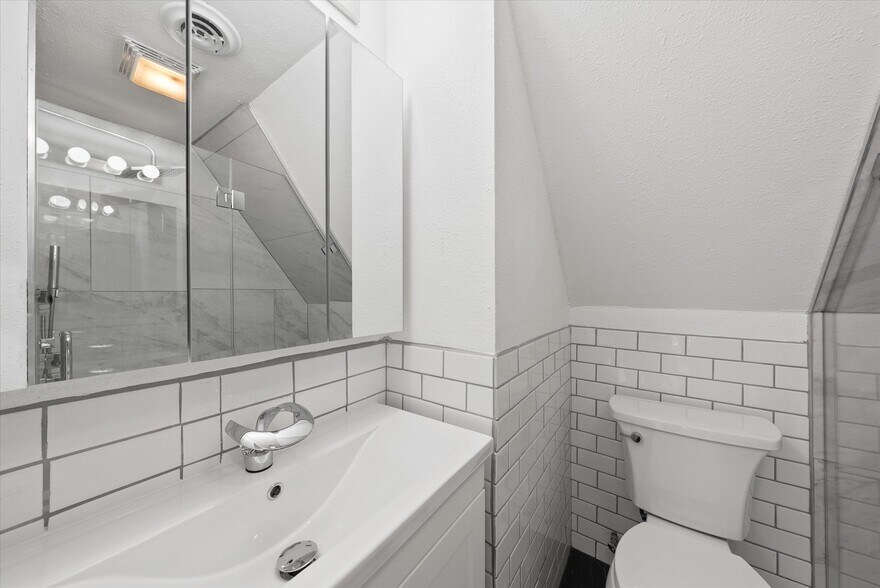 Building Photo - 2026 E Kenilworth Pl