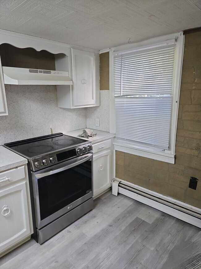 Building Photo - 4-5 Bedroom, 2 Bathroom 2-Story Detached H...