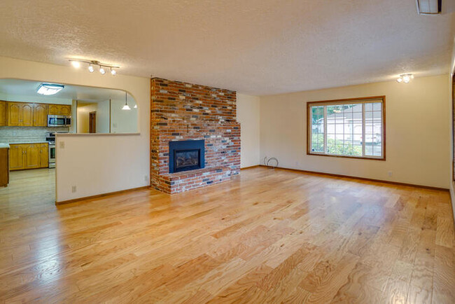 Building Photo - BEAUTIFUL LANDSCAPED THREE BEDROOM WITH BO...