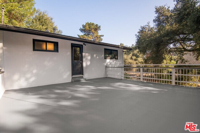 Building Photo - 1380 Old Topanga Canyon Rd