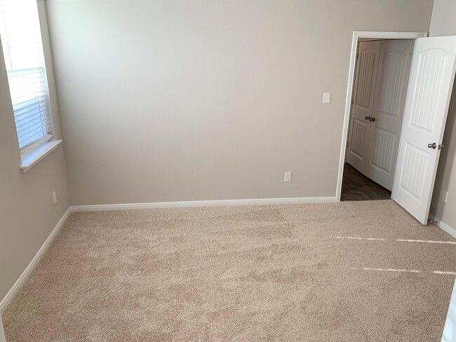 Building Photo - 141 Frostweed Dr