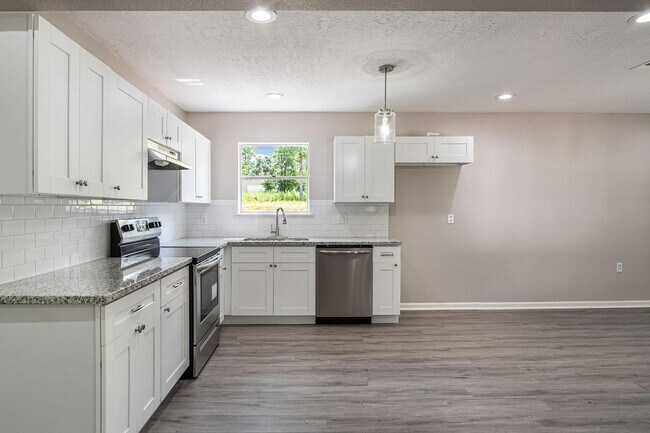 Building Photo - Updated 4 bedroom, 3 bath, single story ho...