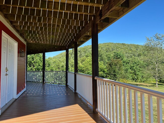 Building Photo - Spacious Home in Hendersonville, NC