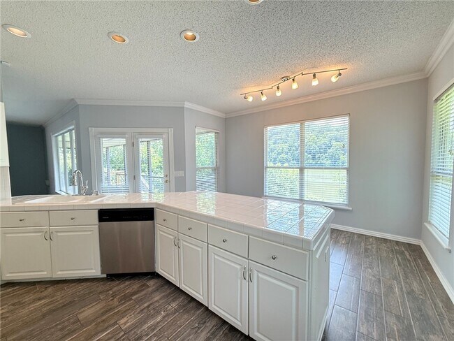 Building Photo - 18033 Broadview Dr