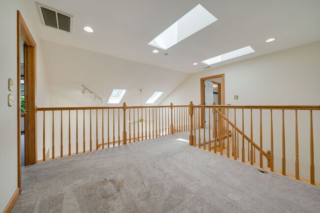 Building Photo - Light filled 2 bed, 2.5 bath townhome with garage minutes from UNC
