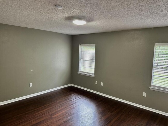 Building Photo - 527 Queen Anne Dr