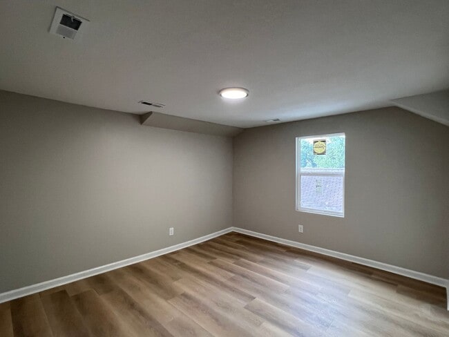 Building Photo - Beautifully Renovated 6 Bedroom, 2 Bathroo...
