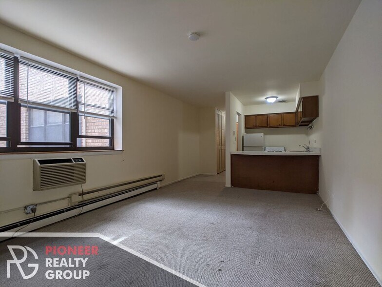 Building Photo - 660 W Wrightwood Ave