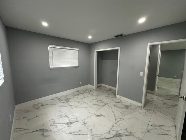 Building Photo - 810 NW 40th St