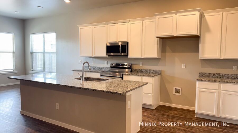 Building Photo - 2010 Kenwood Ave