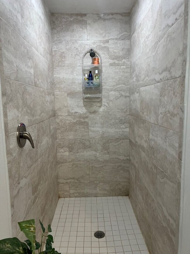 Building Photo - 197 Maple Dr