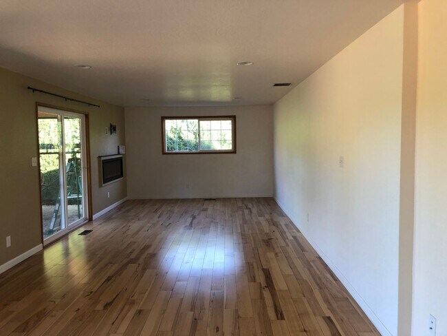 Building Photo - Live in Comfort and Style in the Heart of Corvallis!