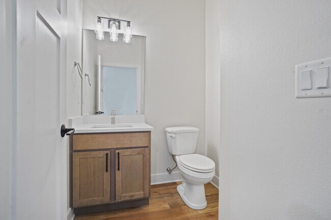 Building Photo - 117 Eiche Dr