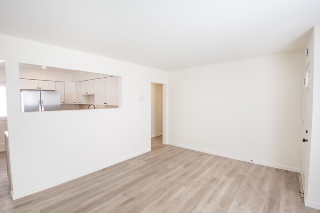 Building Photo - 4BR/2BA Home with Modern Updates/Private Y...