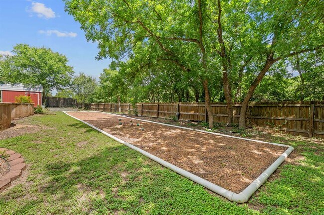 Building Photo - 222 Primrose Dr