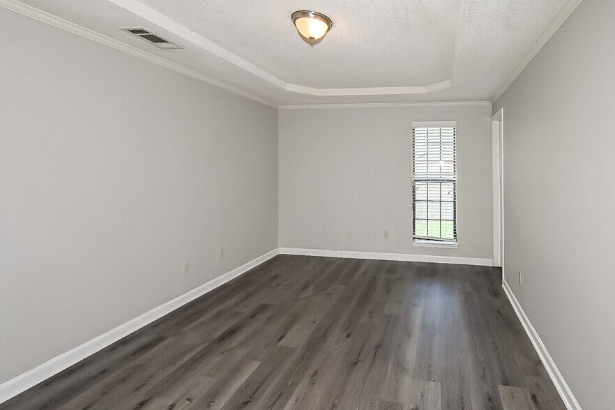 Building Photo - 6594 Pine Top Cir N