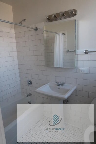 Building Photo - 4526 N Sheridan Rd