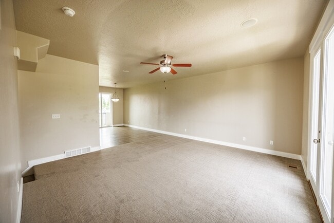 Building Photo - 972 S High Ridge Dr