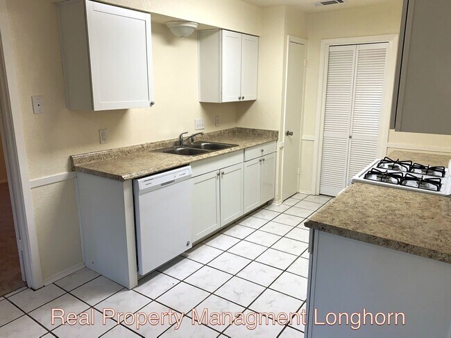 Building Photo - Beautifully Renovated 4/2 One story George...
