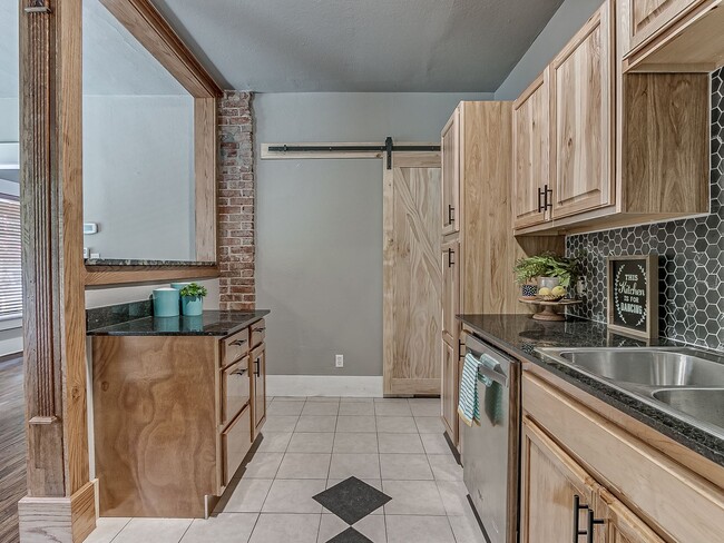 Building Photo - Charming Updated Mesta Park Duplex - New S...