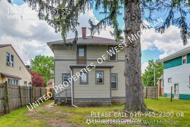 Building Photo - Available Now | 3 Bedroom, 1.5 Bath Single...