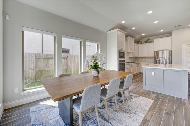 Building Photo - 1930 Creekwood Cv