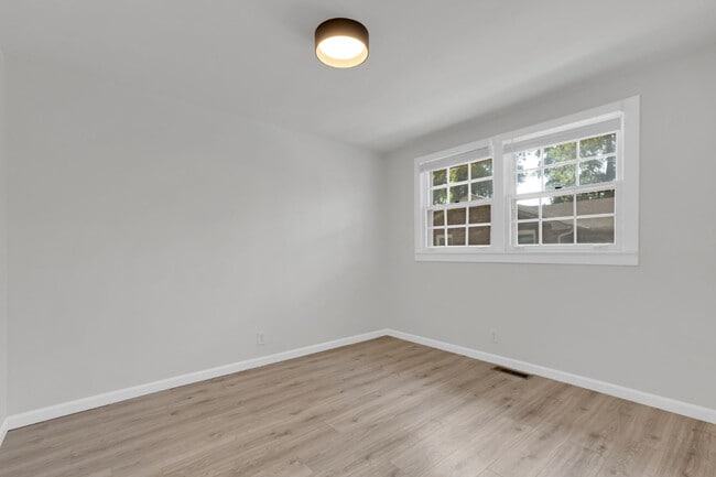 Building Photo - Renovated Duplex in Prime Walkable 12 South Location!