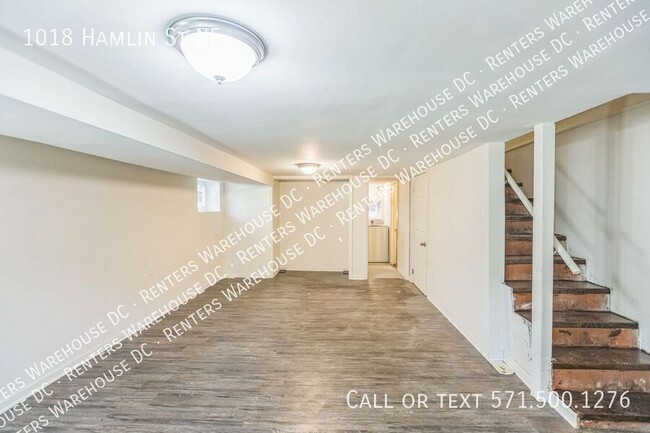 Building Photo - Newly renovated 3bd/1.5bth end unit TH Nes...