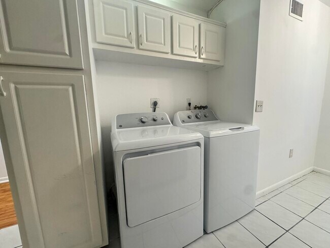 Building Photo - 2018 SW 29th Ct