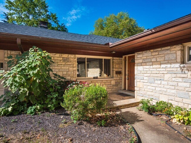 Building Photo - 2663 Charing Rd